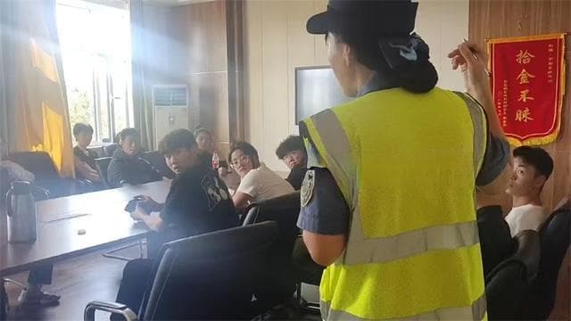 泰山脚下大巴抛锚，山东收费站暖心服务助学子返程