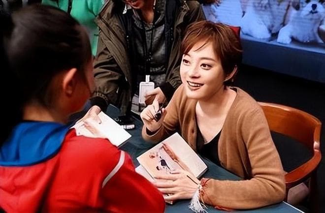孙俪再捐71万助100名学子，12年公益路温暖人心