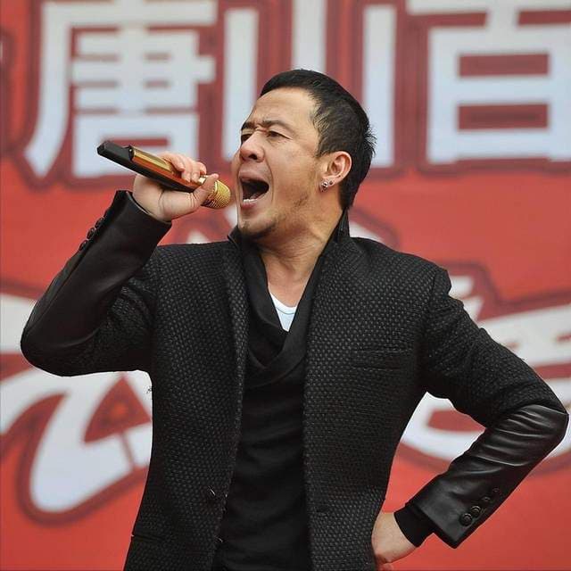 华语乐坛十大巨星：一人一首传世经典，哪首是你的青春？