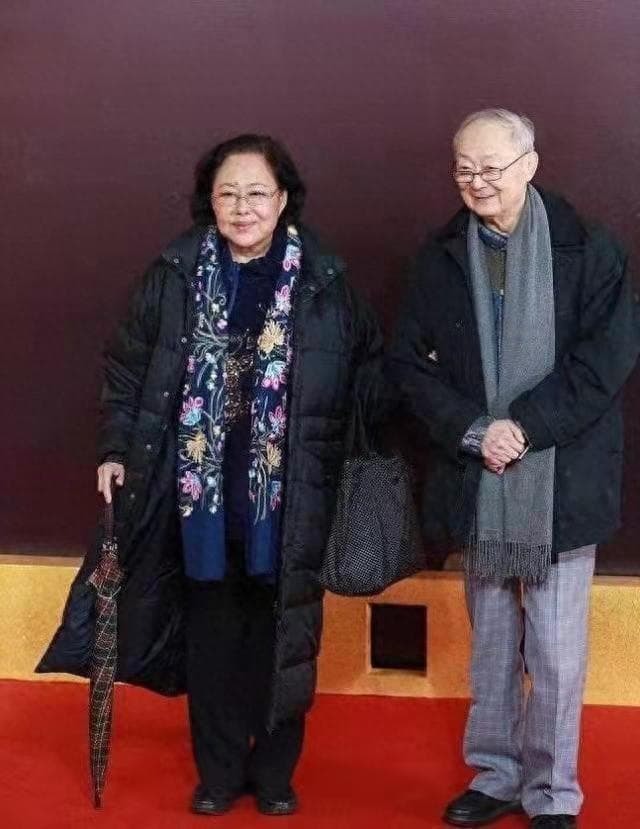 74岁斯琴高娃：三婚瑞士老公已离世，她垂垂老矣，回到国内生活