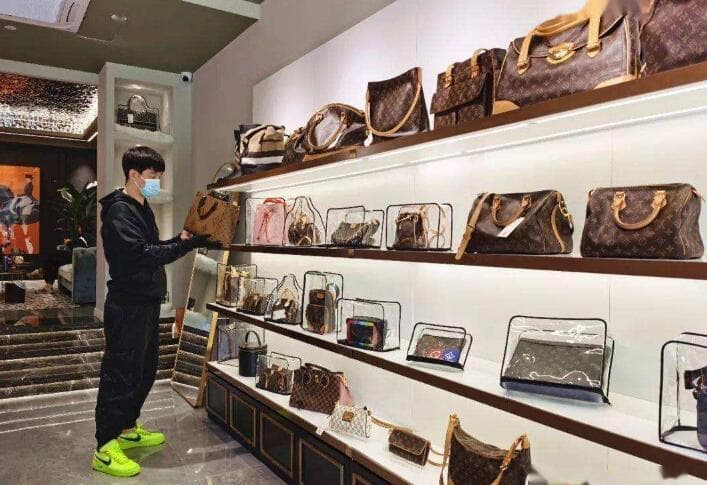 年轻人再带火一门经济：二手奢侈品市场将成长至万亿