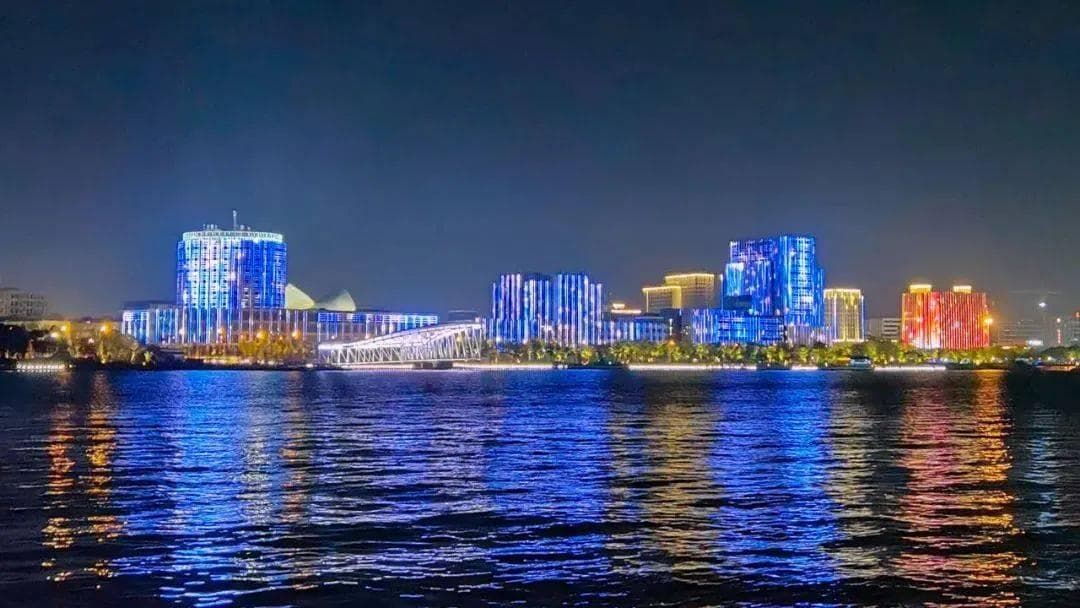临港开启“夜游”模式：景点夜场、音乐市集、深夜书桌……点燃“年轻的城”夏夜魅力