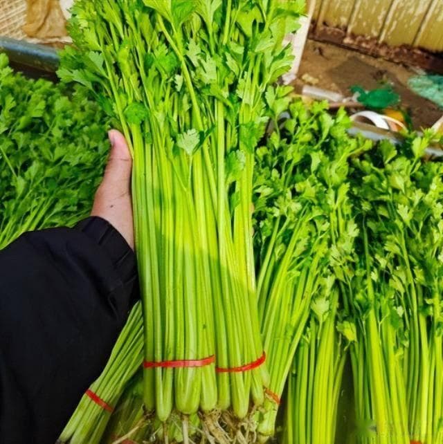 山芹菜怎么做好吃？教你5种美味做法，口感清香脆嫩，家人都爱吃