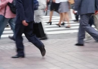 上海一员工因迟到被扣20万工资，法院这样判