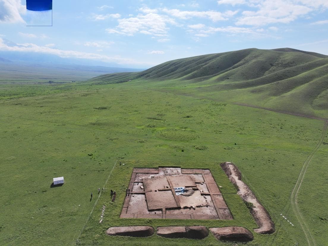 新疆青铜时代考古新突破：呼斯塔遗址发现方形石围封土墓