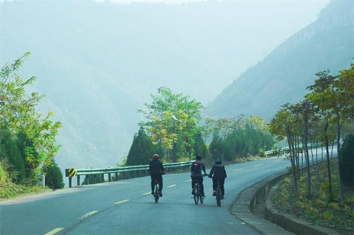 西安最美秦岭盘山路，一脚油门就到！全长42公里，景美看点多
