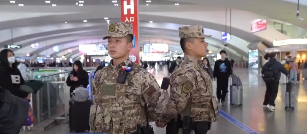 武警官兵坚守执勤一线 全力保障春运安全顺利