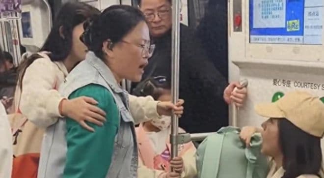 上海地铁女子拿包占爱心专座，强硬拒让母子，后续疑似本人回应了