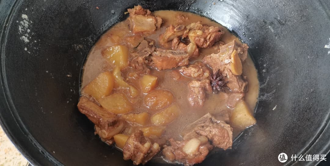 铁锅土豆炖排骨与贴饼子：东北家常美味制作教程