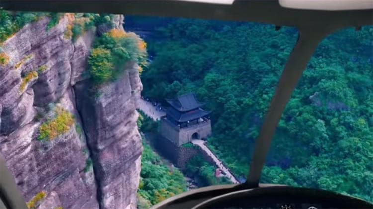 游客可乘直升机，从空中俯瞰剑门关的壮丽景色