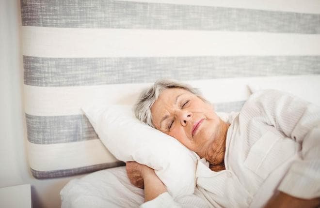 “早睡早起”是错的？医生提醒：老人65岁后，睡觉尽量做到这4点