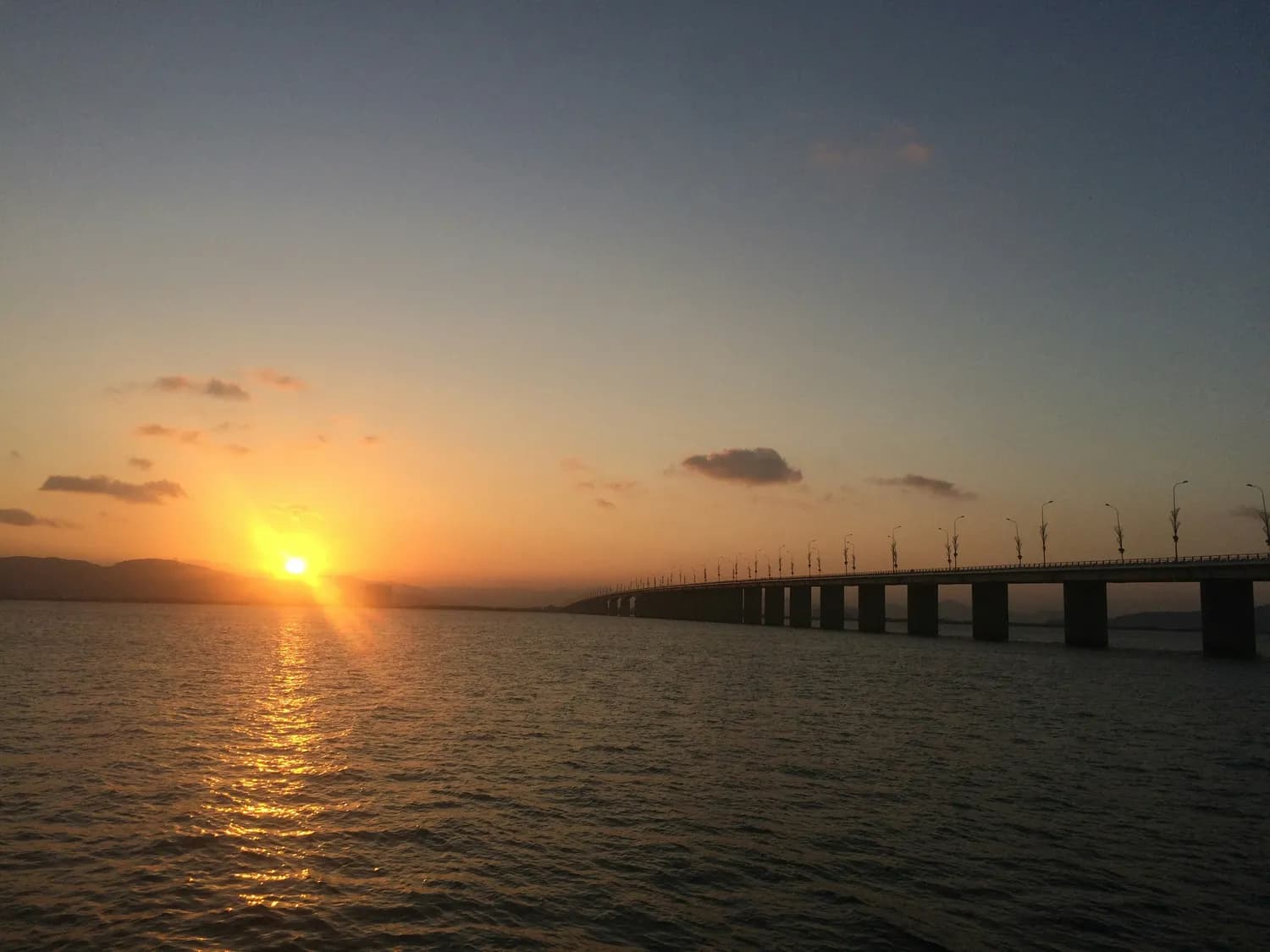 长桥雷峰夕照：捕捉最美西湖落日