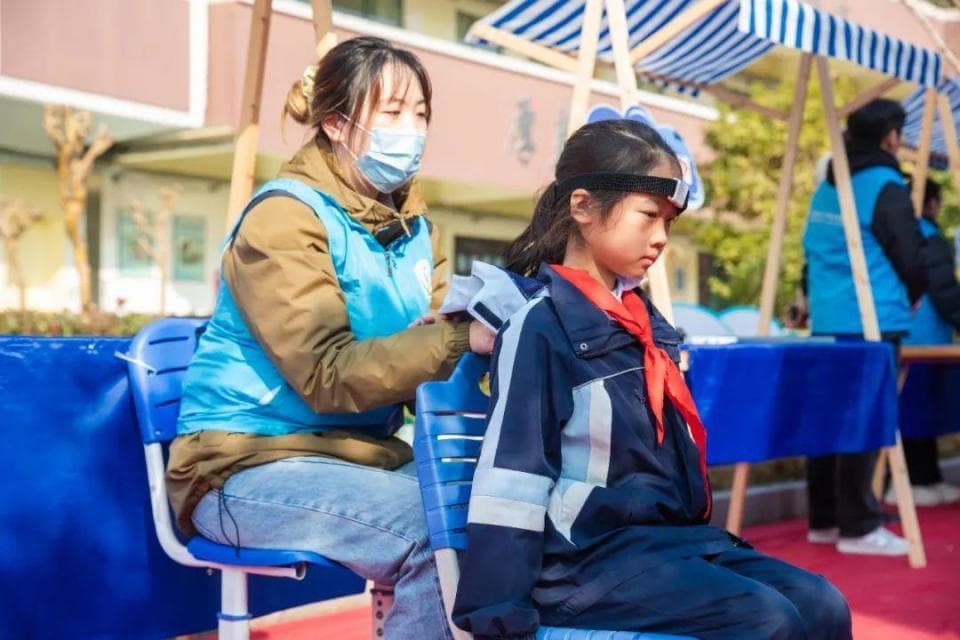 冬日暖阳照脊背，上师大附小守护青少年脊柱健康