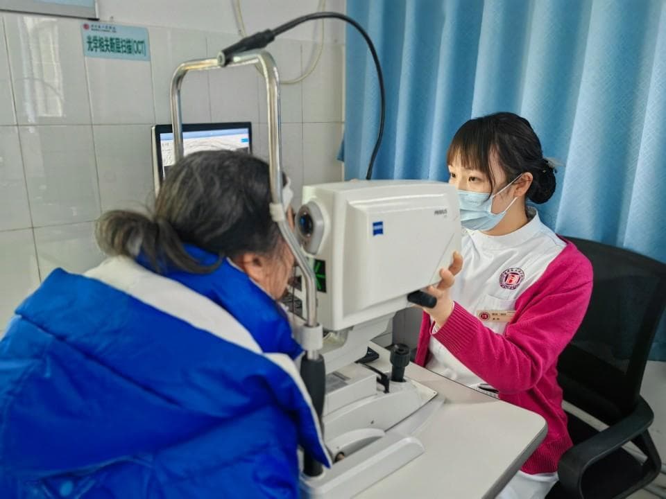 摸黑刷手机“偷”走老人视力！医生提醒：预防青光眼从小事做起！