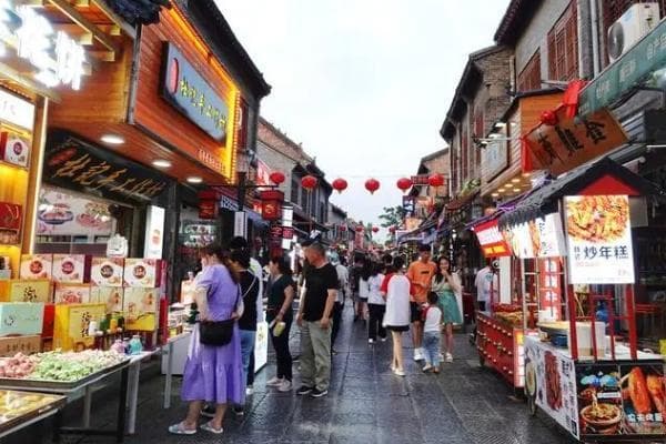 洛阳老城十字街美食全攻略：从传统小吃到特色饮品