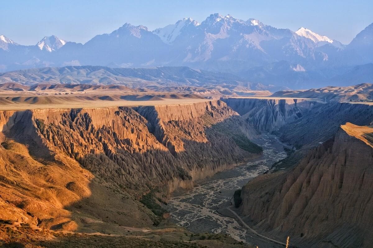 新疆安集海大峡谷：天山北麓的“地球最美丽疤痕”