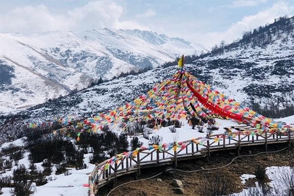 鹧鸪山滑雪场：成都出发仅需5小时，民族风情温泉相伴