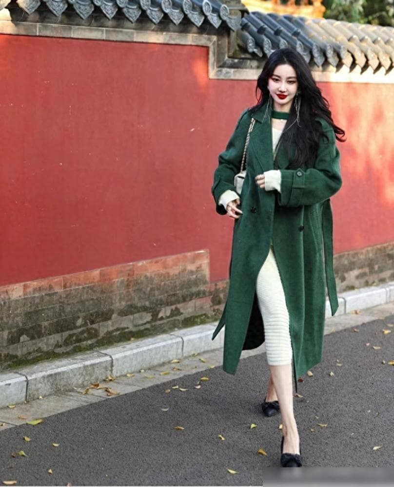 穿大衣该配什么鞋子？看素人街拍就知道：平底鞋、高跟靴差距真大