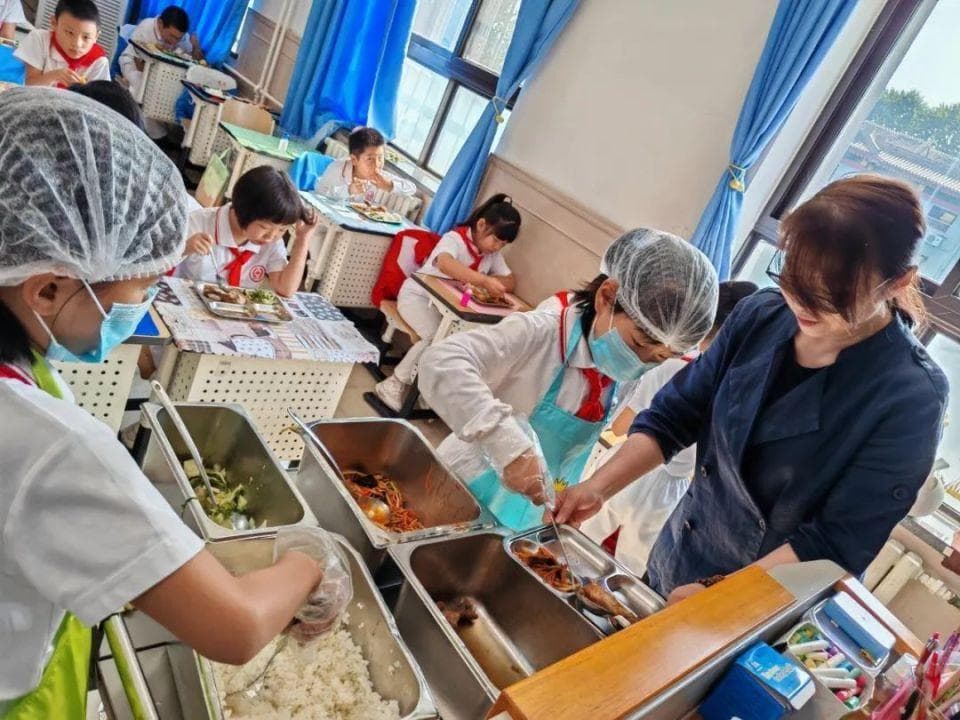 北京校园餐新规落地一个月，北京这些学校的做法值得点赞