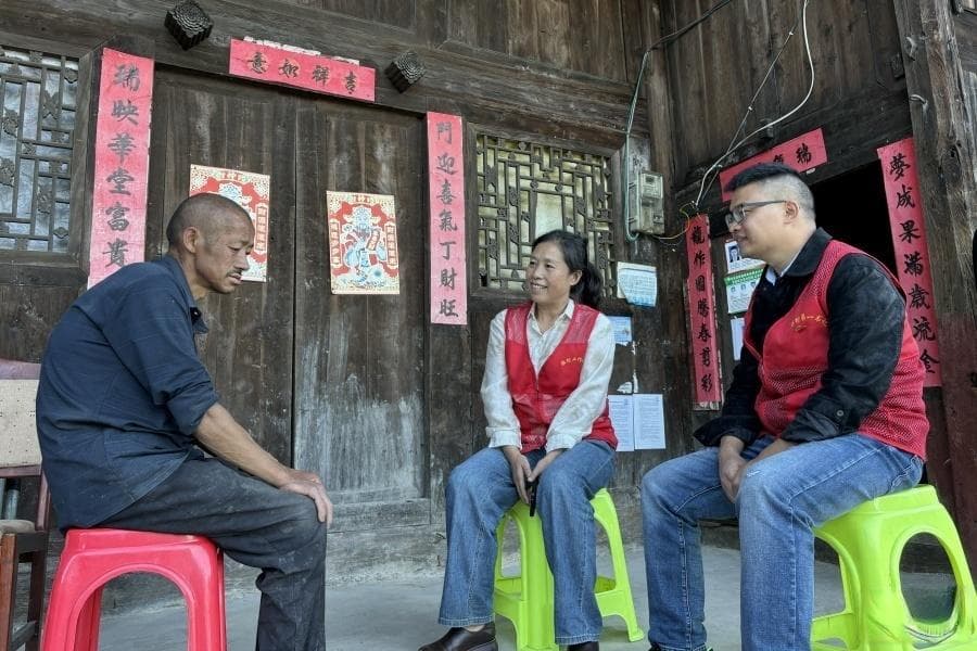 "懒汉"张光本的逆袭：从封闭自我到积极分子