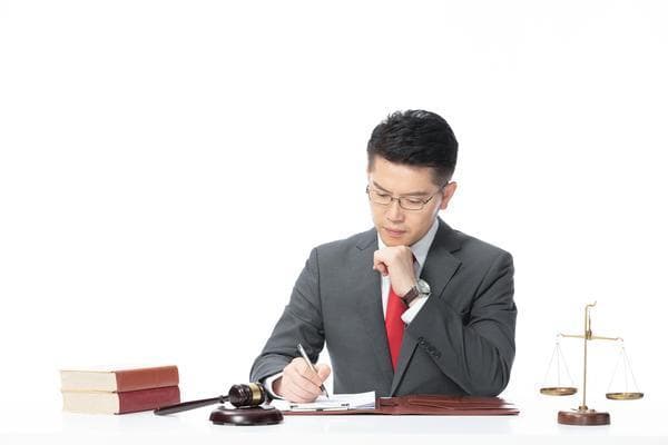 小人物犯罪故事：韩国电影中的社会观察与人性探讨