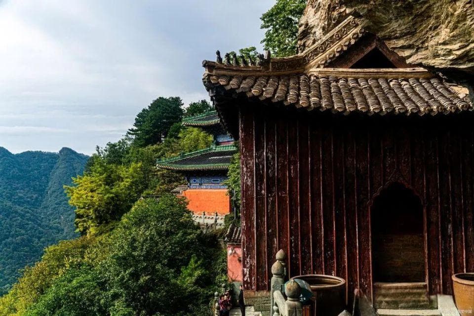 武当山海拔多少米？1612米高峰，云海翻腾，道教文化等你探寻！