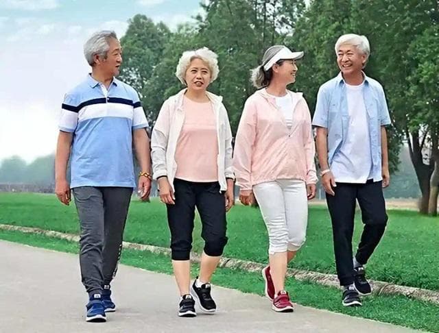 退休之后，中老年人总是感到孤单怎么办？8个方法能调节
