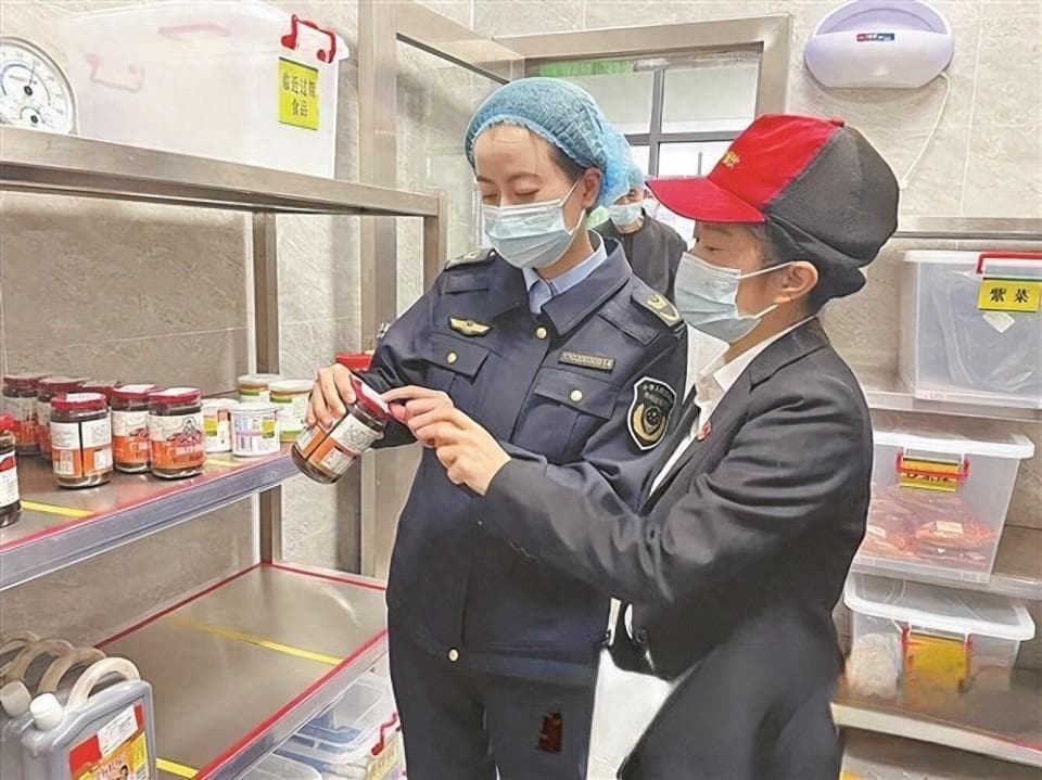 开学在即，厦门市食安办突击检查学校食堂保安全！