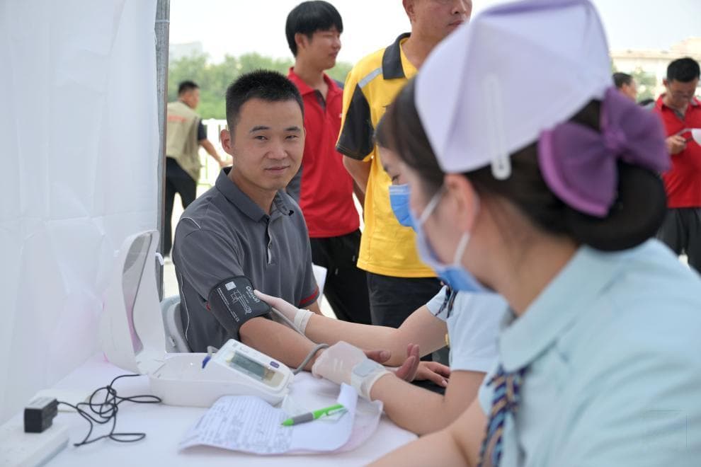 假难请、工资扣减随意，这些病假之困怎么破？