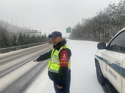 雅西高速迎来今冬第一场雪