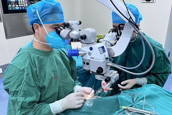 八旬老人黄斑裂孔手术成功，术后重见光明