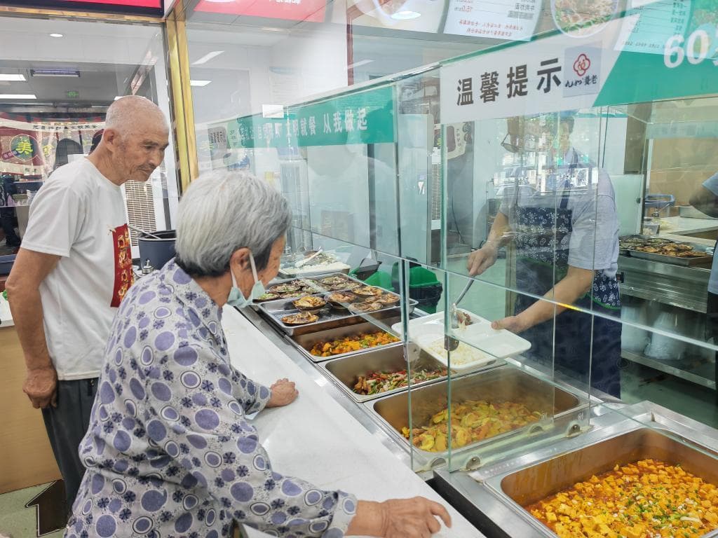 锚定现代化 改革再深化｜从老龄到全龄，社区食堂让“一老一小”安享幸福“食”光