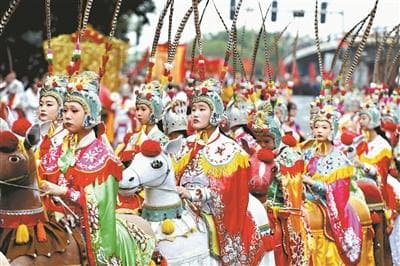行走的"非遗博物馆"：潮州青龙庙会巡游盛况
