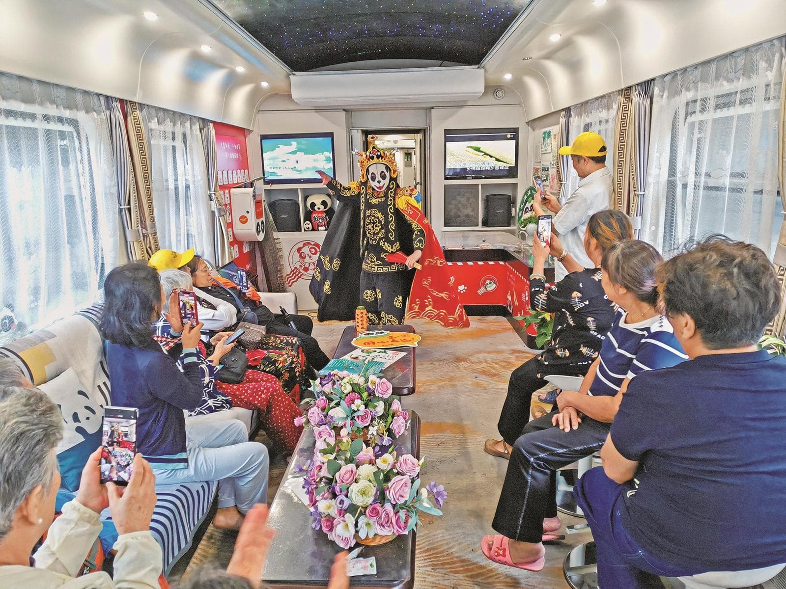 春运旅途年味浓 特色列车新春忙