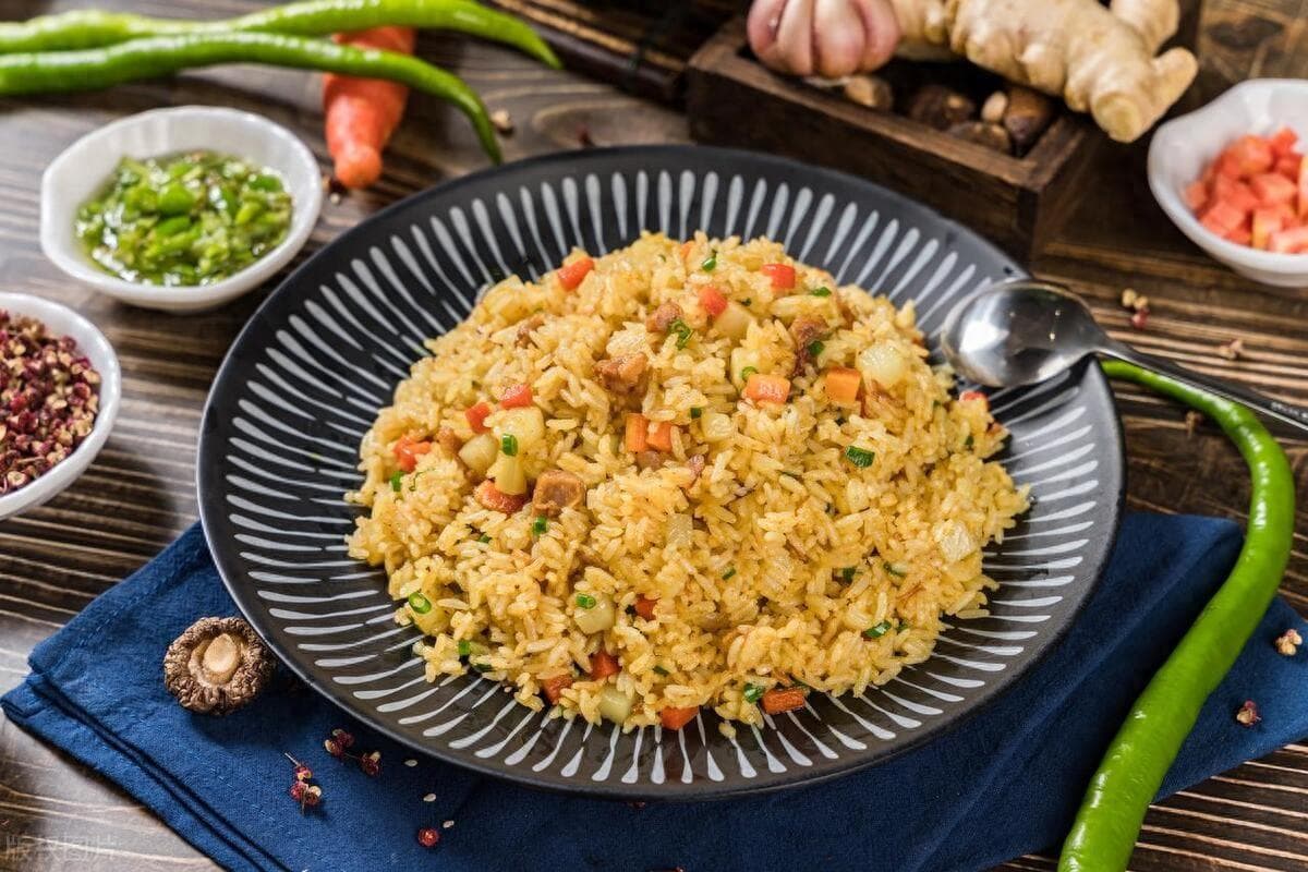 扬州炒饭的做法及配料（揭秘！扬州炒饭制作方法大公开）