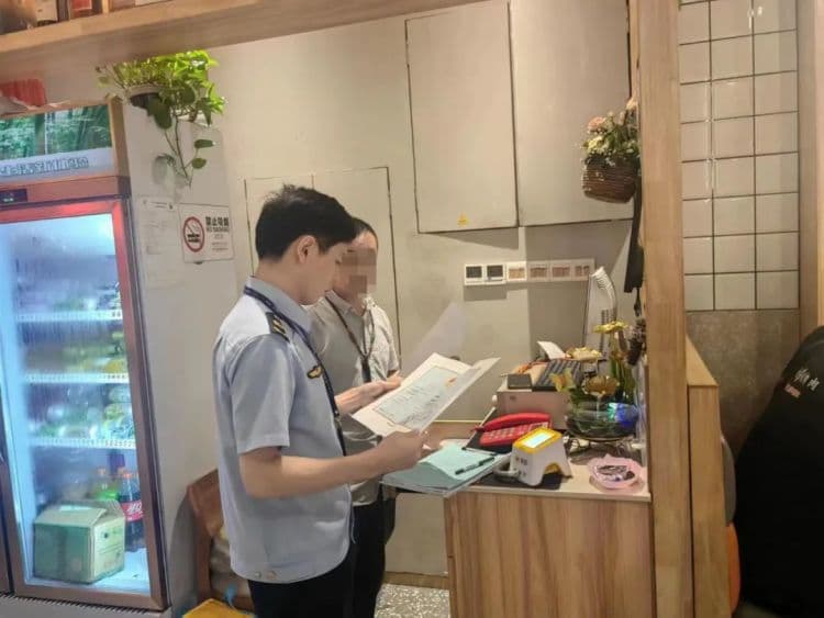 深圳一顾客称烤肉时流出粉色奶油状液体，商家：属正常现象……最新通报！