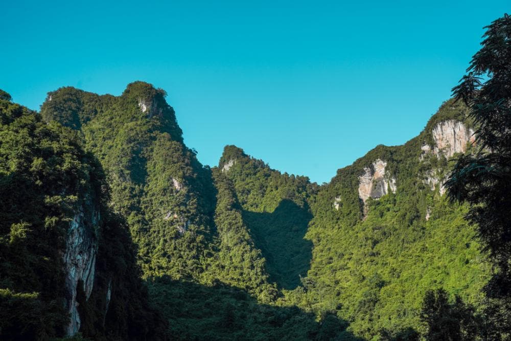 广西靖西古龙山：百米瀑布配溶洞漂流，游客轻松游