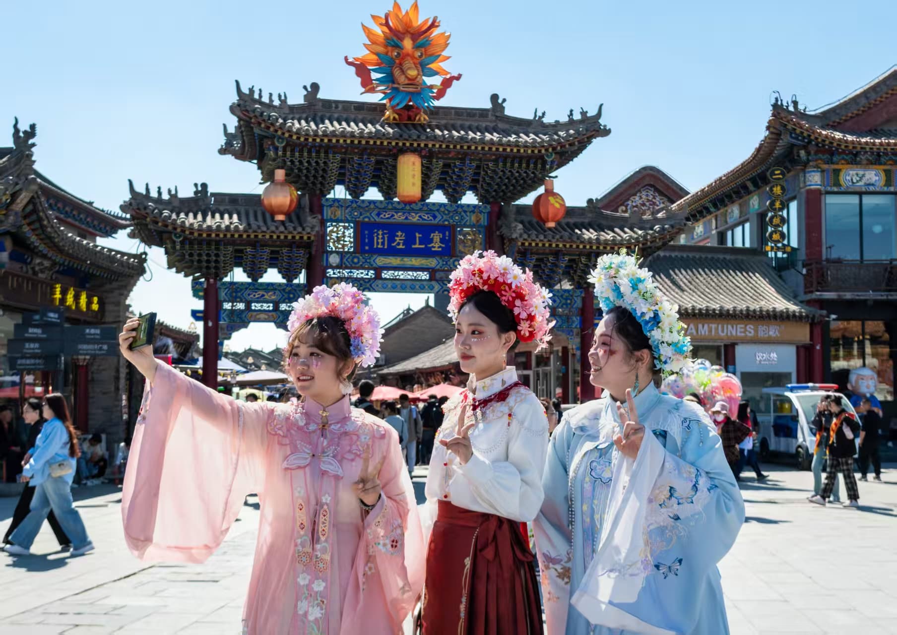 从"打卡"到"入戏"：当旅游遇上传统文化