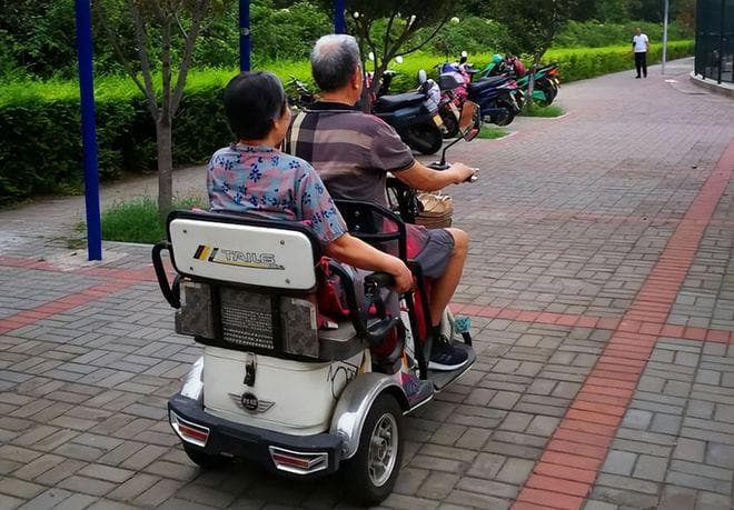 多地禁止"老头乐"上路，老年人出行有这4种方案可选