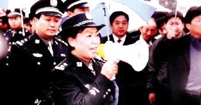 直击任长霞墓地：牺牲15年后仍有人在墓前跪拜，17岁儿子继承遗志