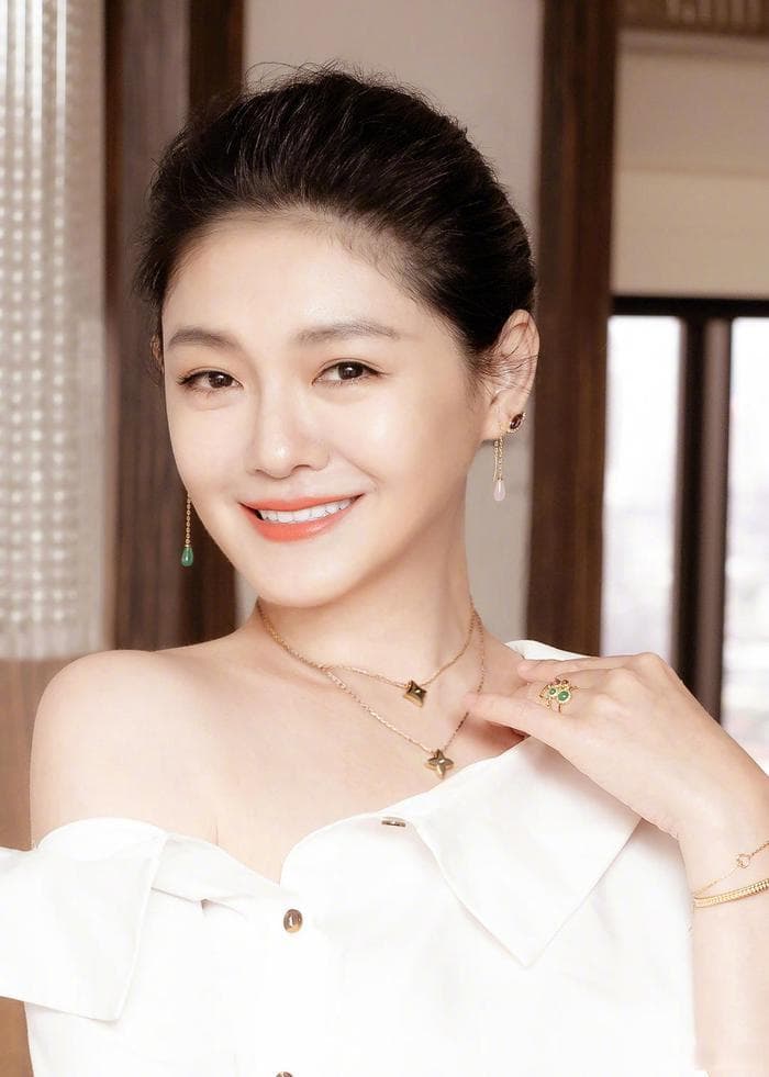 快评丨大S生命定格48岁，“杂草女孩”形象永留风中