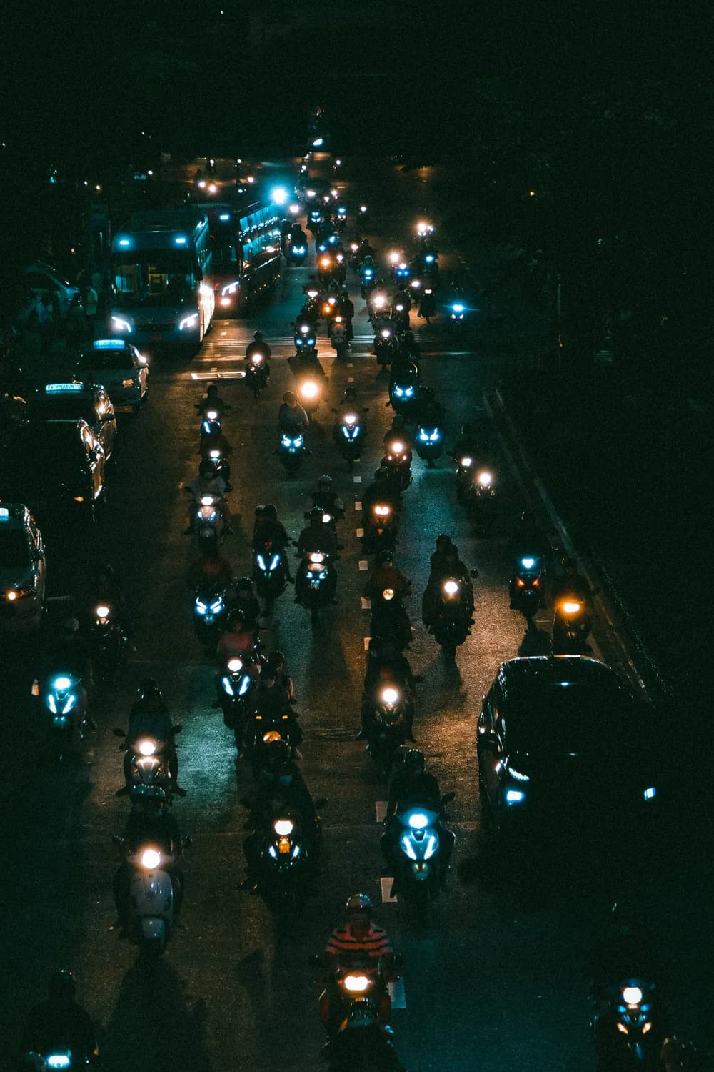 电动自行车强光灯“亮瞎”路人眼！你怎么看？