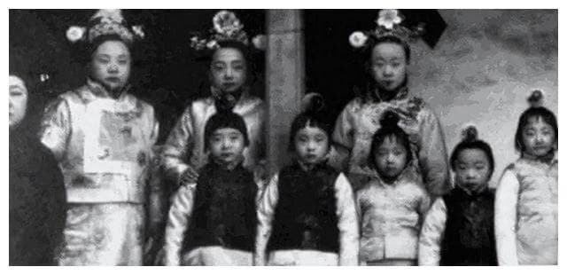 清朝末代格格金默玉：从皇室贵族到普通人的坚韧人生