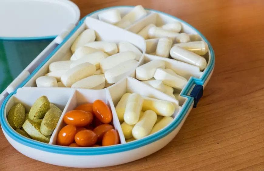 维生素B族空腹吃最好？一次看懂各维生素最佳服用时间