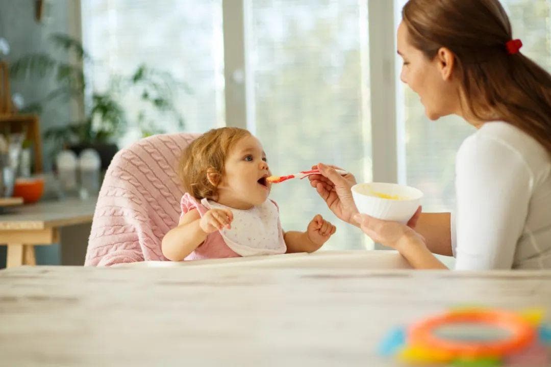 辅食添加与奶量安排：科学喂养的关键点