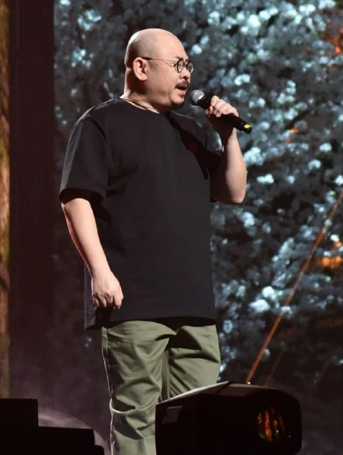 别再算计刀郎赚了多少钱，一场线上演唱会就捐了2600万，还带动城市旅游消费