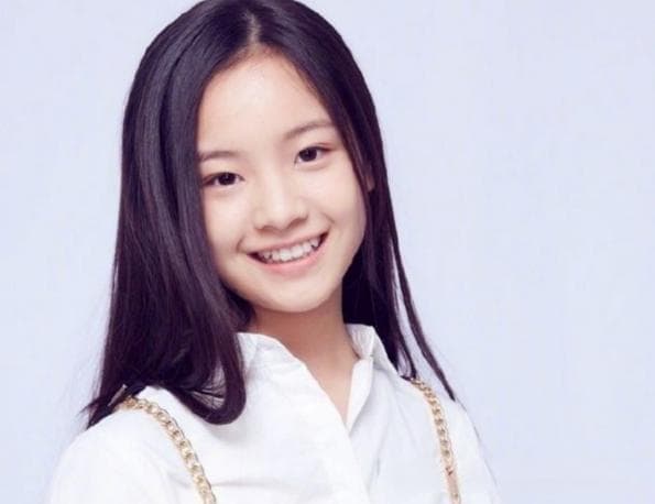李庚希凭《我们一起摇太阳》获金鸡奖，成首位“00后”影后