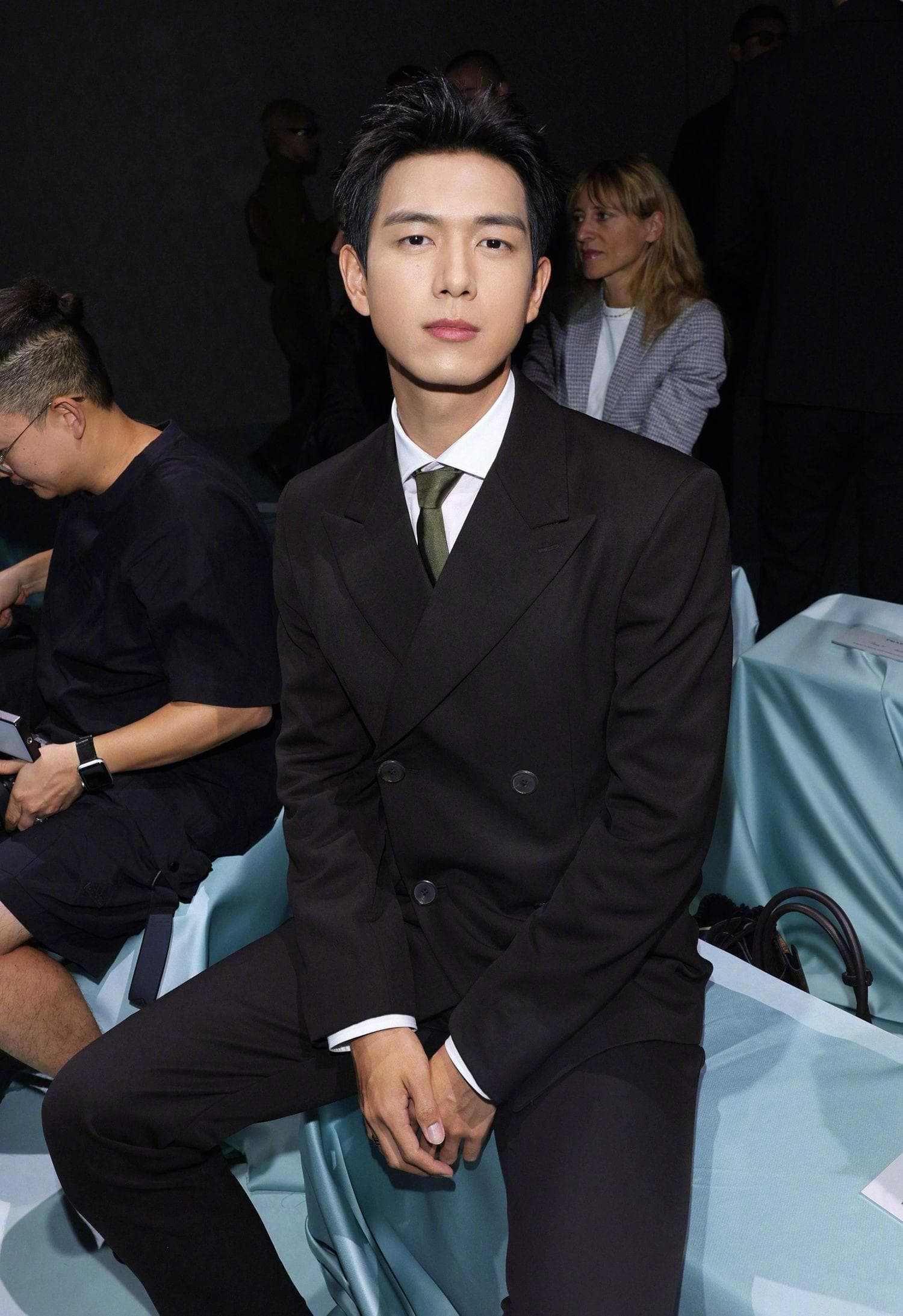李现米兰时装周刷屏，Prada秀场再掀热潮