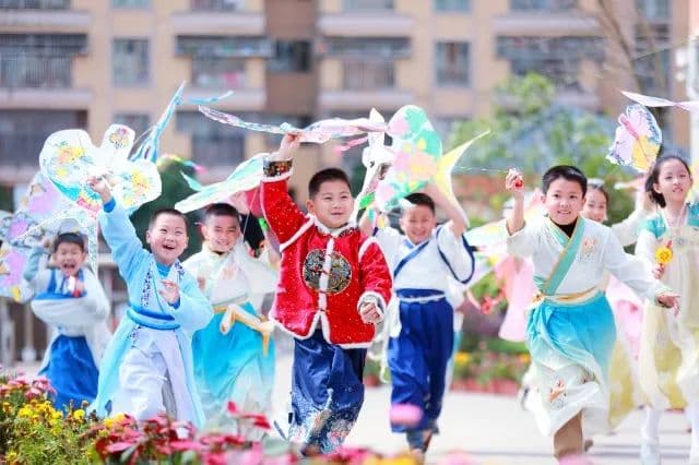 家长会：构建家校伙伴共生关系的重要平台