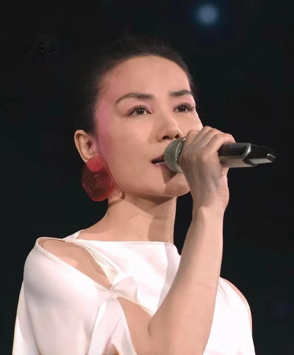 王菲春晚献唱《世界赠予我的》，词曲作者揭秘创作历程